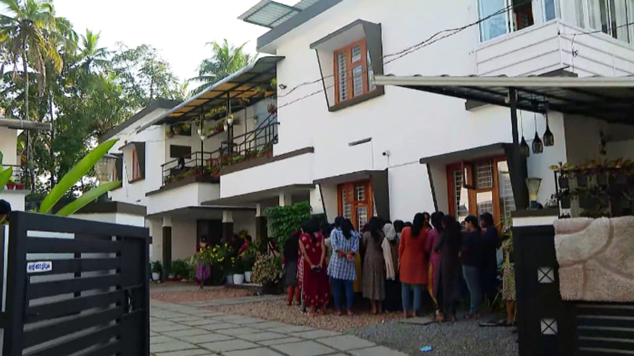 കോഴിക്കോട് നഴ്സിങ് വിദ്യാര്‍ത്ഥിനിയെ ഹോസ്റ്റലിൽ മരിച്ച നിലയിൽ കണ്ടെത്തി