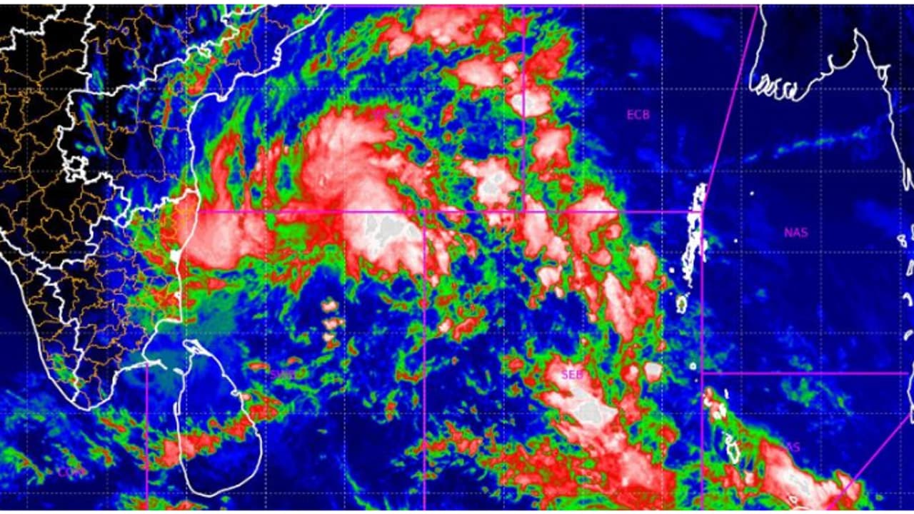 വീണ്ടും ന്യൂനമർദ്ദം, അതും ബംഗാൾ ഉൾക്കടലിന് മുകളിൽ, 2 ദിവസത്തിൽ ശക്തിയാർജ്ജിക്കും; കേരളത്തിൽ 5 ദിവസം മഴ സാധ്യത വീണ്ടും ന്യൂനമർദ്ദം, അതും ബംഗാൾ ഉൾക്കടലിന് മുകളിൽ, 2 ദിവസത്തിൽ ശക്തിയാർജ്ജിക്കും; കേരളത്തിൽ 5 ദിവസം മഴ സാധ്യത