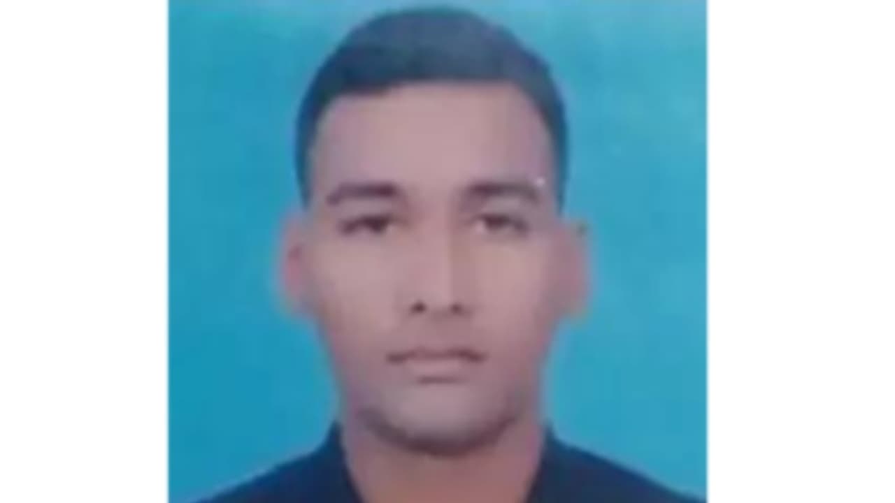 പീരങ്കി കൊണ്ടുള്ള വെടിവെപ്പിനിടെ പിന്നിലേക്ക് തെറിച്ചുവീണു; ഗുരുതര പരിക്കേറ്റ സൈനികൻ മരിച്ചു പീരങ്കി കൊണ്ടുള്ള വെടിവെപ്പിനിടെ പിന്നിലേക്ക് തെറിച്ചുവീണു; ഗുരുതര പരിക്കേറ്റ സൈനികൻ മരിച്ചു