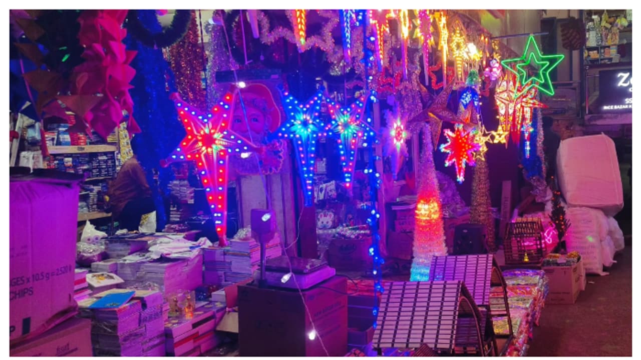 ക്രിസ്മസ് പുതുവത്സര ആഘോഷം: വിപണി ഒരുങ്ങി: എല്ഇഡി സ്റ്റാറുകള്ക്ക് വില 150 രൂപ മുതല് 2000 വരെ ക്രിസ്മസ് പുതുവത്സര ആഘോഷം: വിപണി ഒരുങ്ങി: എല്ഇഡി സ്റ്റാറുകള്ക്ക് വില 150 രൂപ മുതല് 2000 വരെ