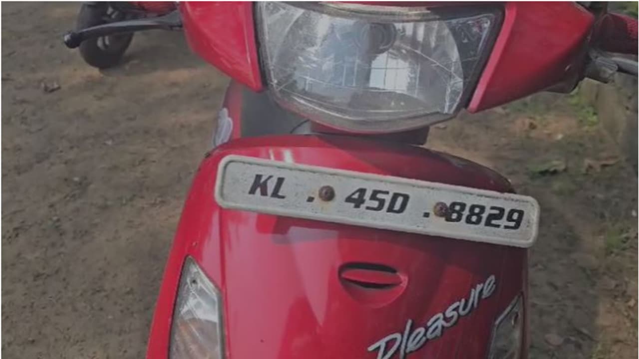 നവദമ്പതികൾ സഞ്ചരിച്ച സ്കൂട്ടർ ഓട്ടോറിക്ഷയുമായി കൂട്ടിയിടിച്ചു; എരൂരിൽ വരന് ദാരുണാന്ത്യം,വധുവിന് ഗുരുതര പരിക്ക് നവദമ്പതികൾ സഞ്ചരിച്ച സ്കൂട്ടർ ഓട്ടോറിക്ഷയുമായി കൂട്ടിയിടിച്ചു; എരൂരിൽ വരന് ദാരുണാന്ത്യം,വധുവിന് ഗുരുതര പരിക്ക്