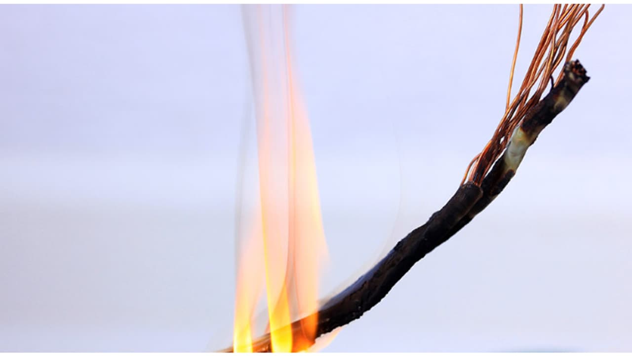 ആളൊഴിഞ്ഞ സ്ഥലത്ത് ഇലക്ട്രിക് വയറുകള് കത്തിച്ച് കോപ്പര് എടുത്തു വില്പ്പന; 5000 രൂപ തല്സമയ പിഴ ഈടാക്കി ആളൊഴിഞ്ഞ സ്ഥലത്ത് ഇലക്ട്രിക് വയറുകള് കത്തിച്ച് കോപ്പര് എടുത്തു വില്പ്പന; 5000 രൂപ തല്സമയ പിഴ ഈടാക്കി