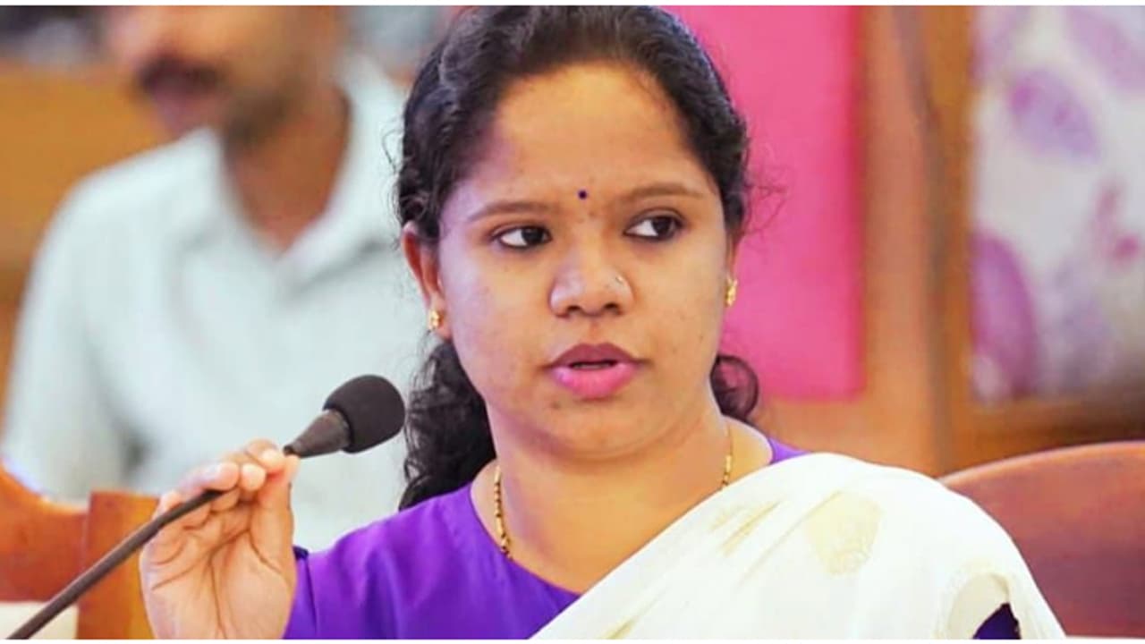 കേരളത്തിലേതല്ല, പുറത്തുള്ള നമ്പർ എന്ന് സംശയം; കളക്ടർ ഉറപ്പിച്ചുതന്നെ, പൂട്ടിടും വ്യാജന്മാർക്ക്! പരാതി നൽകി