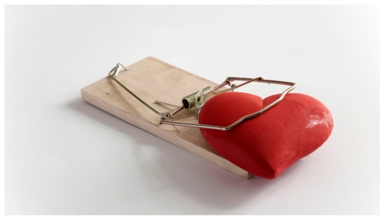 വീഡിയോ കോളില് പോലും ഒന്ന് കണ്ടിട്ടില്ല; ഏഴ് വര്ഷം നീണ്ട 'പ്രണയ തട്ടിപ്പില്' 67 കാരിക്ക് നാല് കോടി നഷ്ടം വീഡിയോ കോളില് പോലും ഒന്ന് കണ്ടിട്ടില്ല; ഏഴ് വര്ഷം നീണ്ട 'പ്രണയ തട്ടിപ്പില്' 67 കാരിക്ക് നാല് കോടി നഷ്ടം