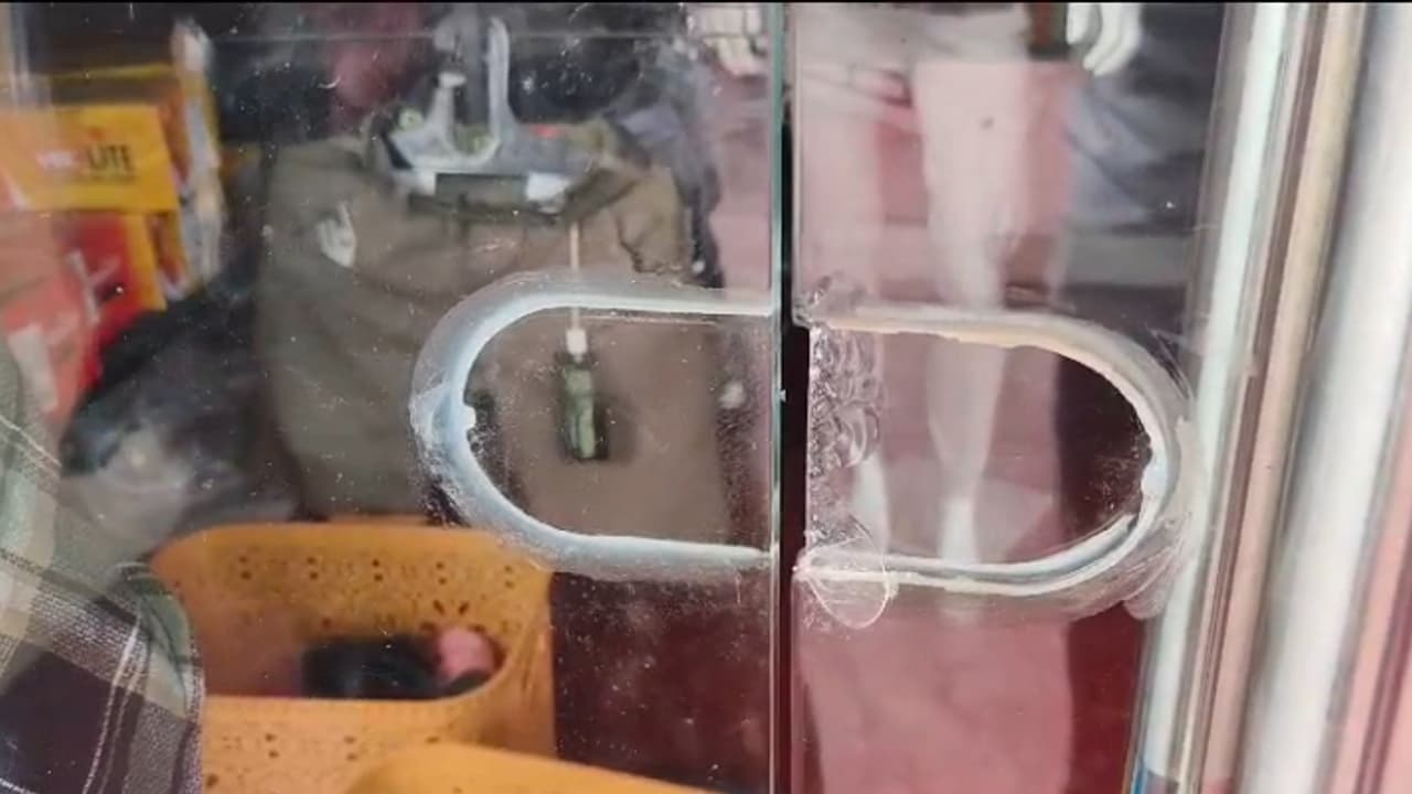 വെങ്ങാനൂരിൽ പൊലീസ് കമ്മീഷണർ ഓഫീസ് ജീവനക്കാരന്റെ വീട്ടിലും സമീപ കടകളിലും കള്ളൻകയറി, 2 ലക്ഷം രൂപയുടെ നഷ്ടം വെങ്ങാനൂരിൽ പൊലീസ് കമ്മീഷണർ ഓഫീസ് ജീവനക്കാരന്റെ വീട്ടിലും സമീപ കടകളിലും കള്ളൻകയറി, 2 ലക്ഷം രൂപയുടെ നഷ്ടം