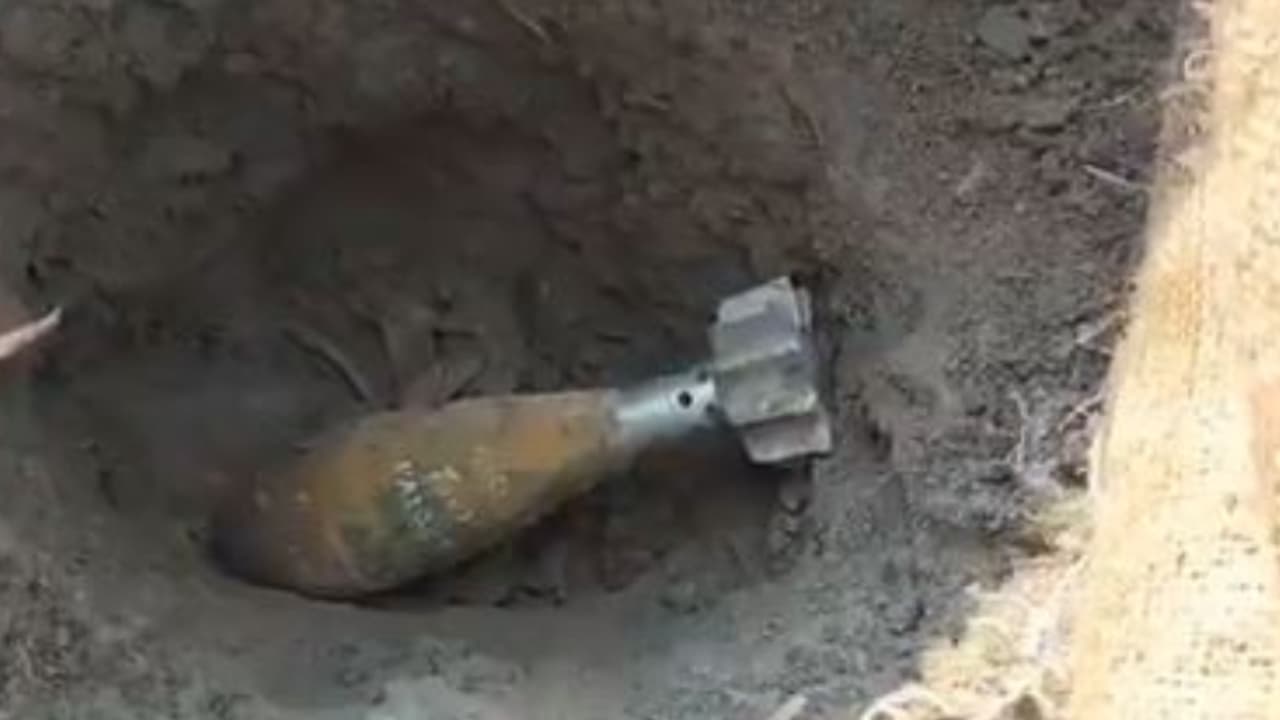 വയലിൽ ജോലി ചെയ്യുന്നതിനിടെ 70കാരൻ കണ്ടെത്തിയത് 1971 ഇന്ത്യ പാക് യുദ്ധത്തിൽ പൊട്ടാതെ കിടന്ന ഷെൽ വയലിൽ ജോലി ചെയ്യുന്നതിനിടെ 70കാരൻ കണ്ടെത്തിയത് 1971 ഇന്ത്യ പാക് യുദ്ധത്തിൽ പൊട്ടാതെ കിടന്ന ഷെൽ