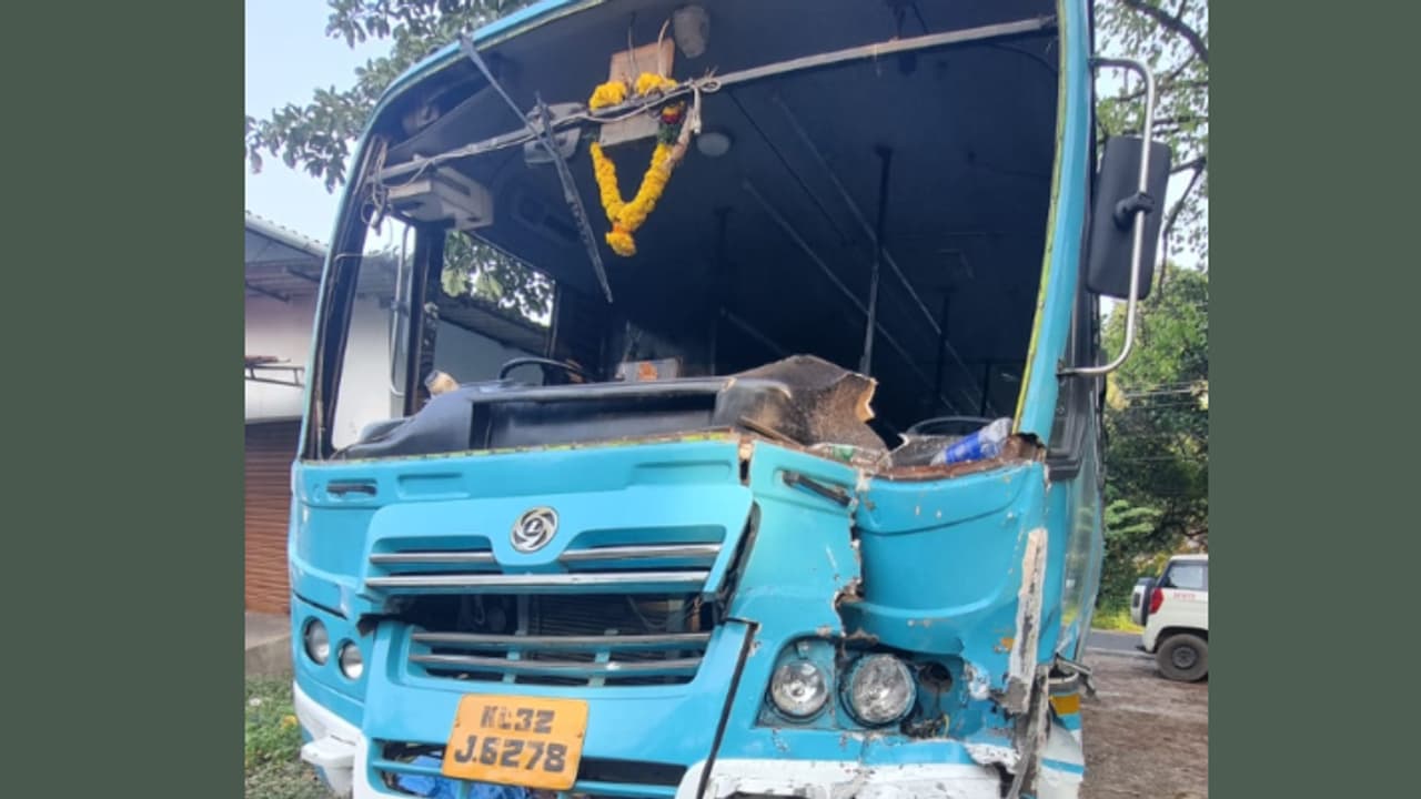 പരീക്ഷ കഴിഞ്ഞ് മടങ്ങുന്നതിനിടെ ചേർത്തലയിൽ ബസ് ലോറിയിൽ ഇടിച്ചു, വിദ്യാര്‍ത്ഥികളടക്കം നിരവധിപേർക്ക് പരിക്ക്