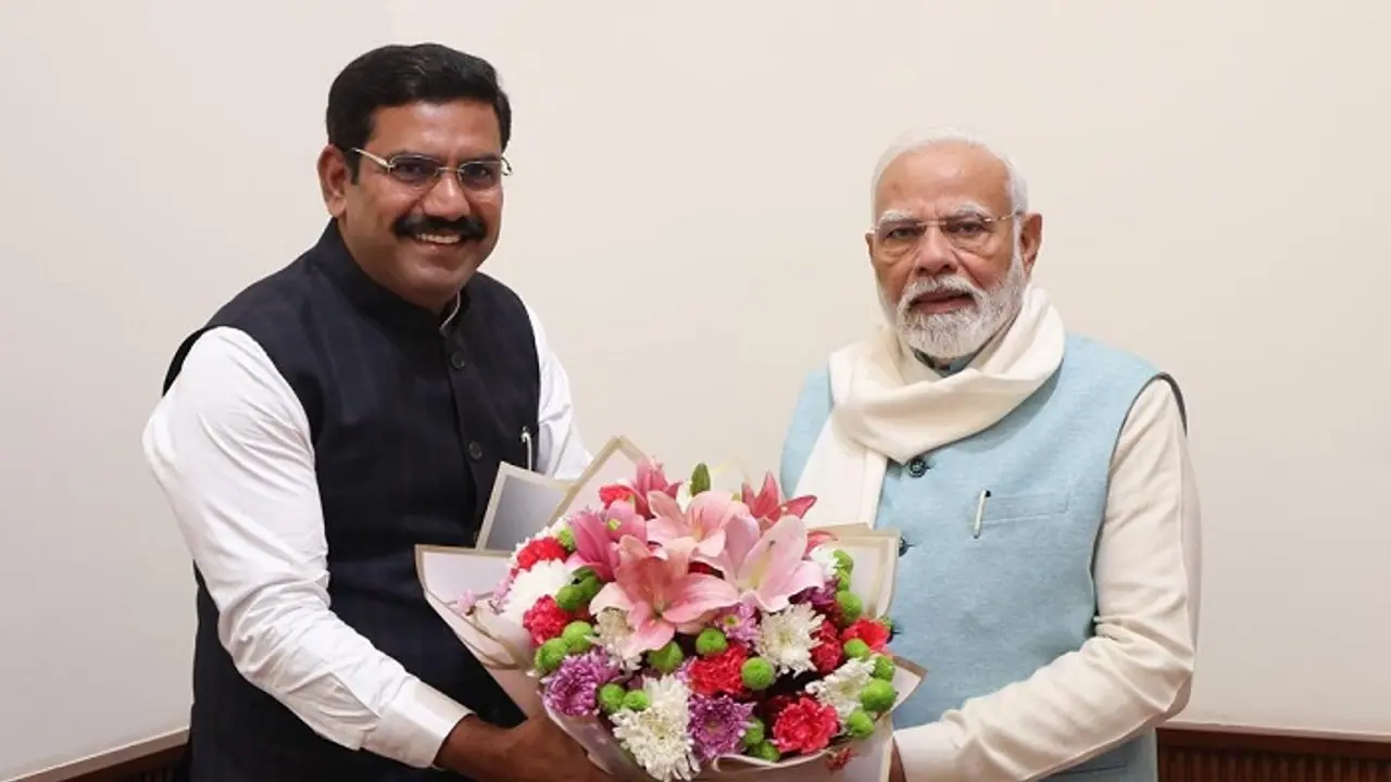 ಬಿಜೆಪಿ ಭಿನ್ನಮತ ನಡುವೆಯೇ ಮೋದಿ, ವಿಜಯೇಂದ್ರ ಸಮಾಲೋಚನೆ: ಕುತೂಹಲ ಮೂಡಿಸಿದ ಪ್ರಧಾನಿ ಭೇಟಿ!