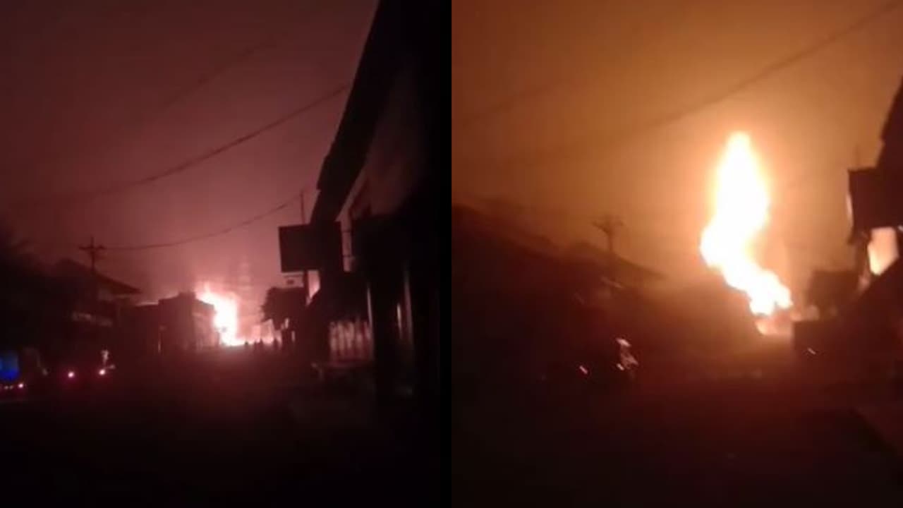 തങ്കമണിയിൽ വ്യാപാരശാലയിൽ വൻ അഗ്നിബാധ, പൊട്ടിത്തെറിച്ചത് 12 ലേറെ ഗ്യാസ് സിലണ്ടറുകൾ; കെട്ടിടം കത്തി നശിച്ചു തങ്കമണിയിൽ വ്യാപാരശാലയിൽ വൻ അഗ്നിബാധ, പൊട്ടിത്തെറിച്ചത് 12 ലേറെ ഗ്യാസ് സിലണ്ടറുകൾ; കെട്ടിടം കത്തി നശിച്ചു