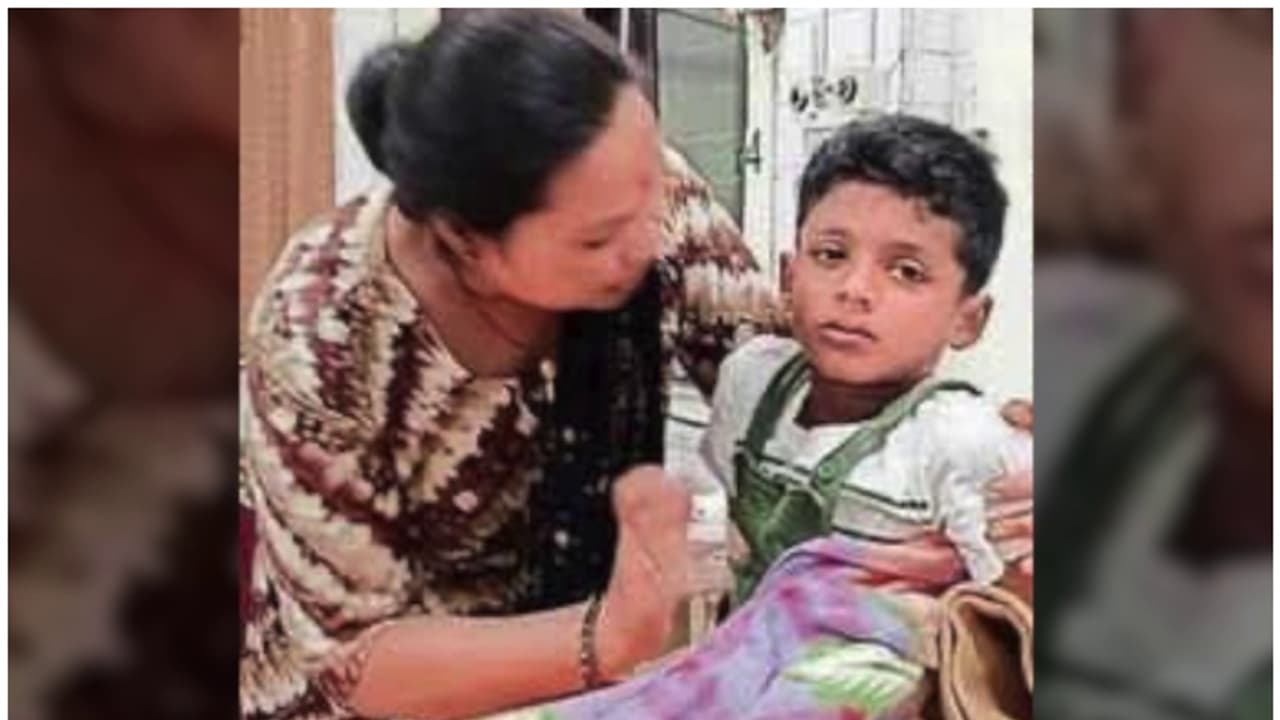 മാതാപിതാക്കളെ കാണാനില്ലെന്ന് മലയാളി ബാലൻ; മുംബൈ ബോട്ട് അപകടത്തിൽപ്പെട്ടവരിൽ മലയാളി കുടുംബവും, തിരച്ചിൽ