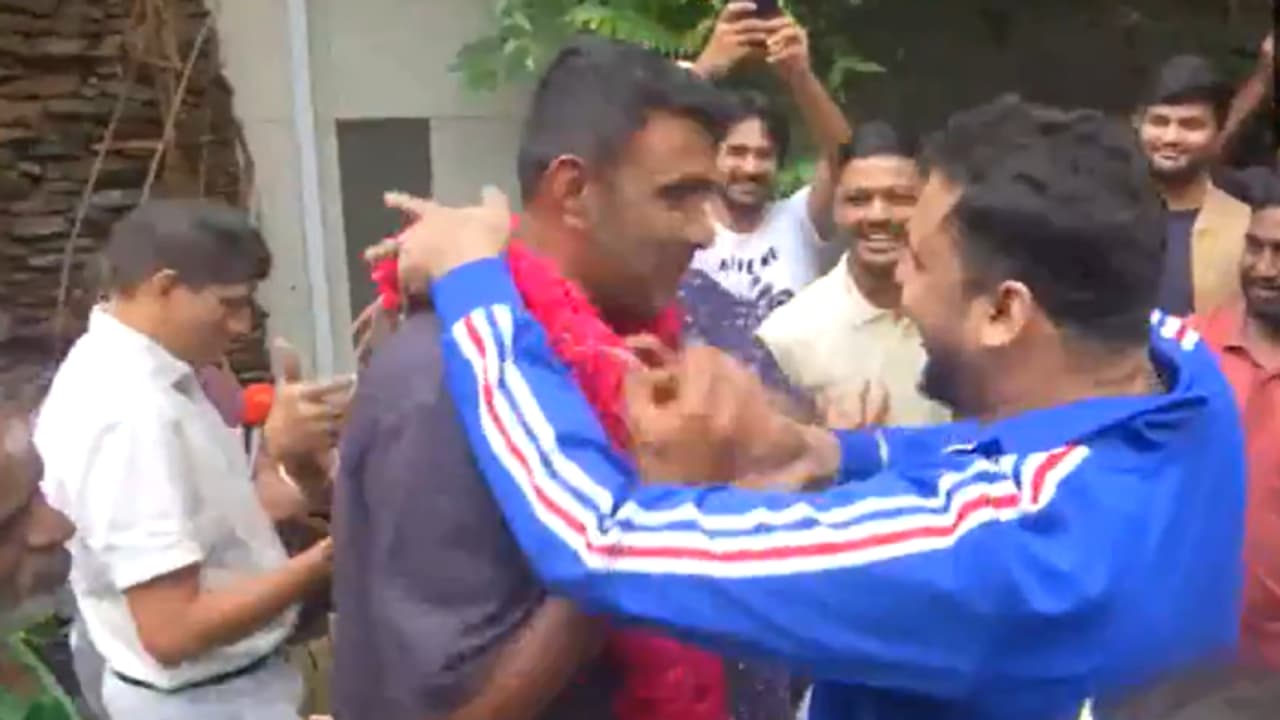 വിരമിക്കല്‍ പ്രഖ്യാപിച്ച് 24 മണിക്കൂറിനകം നാട്ടില്‍ തിരിച്ചെത്തി അശ്വിന്‍, വന്‍ വരവേല്‍പ്പ്