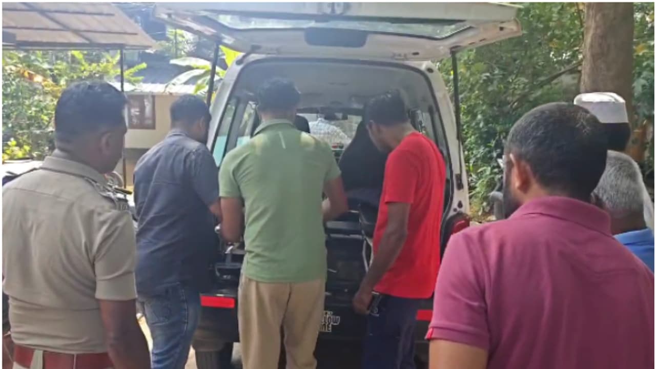 കോതമംഗലത്ത് 6 വയസുകാരിയെ വീട്ടിനുള്ളിൽ മരിച്ച നിലയിൽ കണ്ടെത്തി; അന്വേഷണം തുടങ്ങി പൊലീസ് കോതമംഗലത്ത് 6 വയസുകാരിയെ വീട്ടിനുള്ളിൽ മരിച്ച നിലയിൽ കണ്ടെത്തി; അന്വേഷണം തുടങ്ങി പൊലീസ്