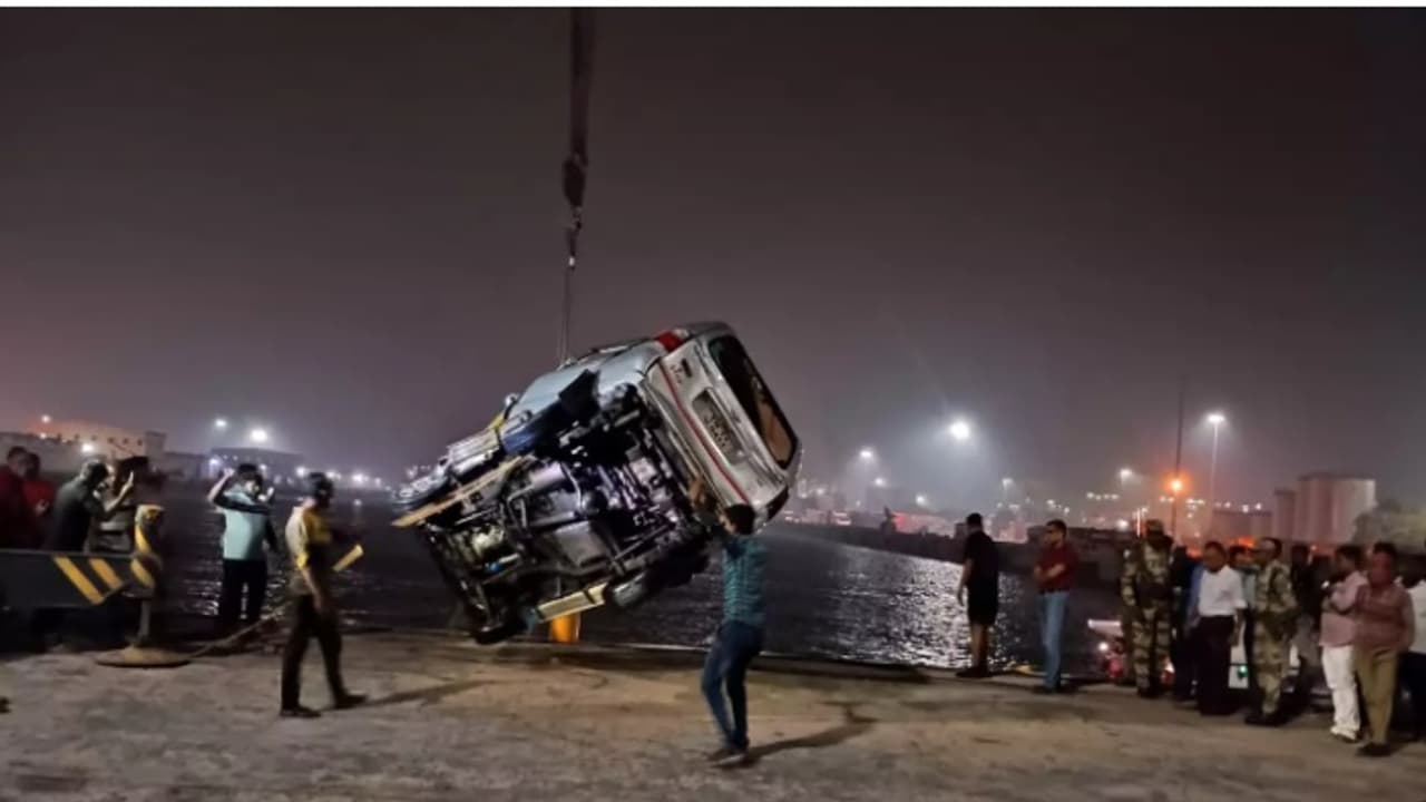 കോസ്റ്റ്ഗാർഡ് ഉദ്യോഗസ്ഥനെ കൊണ്ടുപോകവെ തുറമുഖത്തു നിന്ന് കാർ കടലിലേക്ക് വീണു; ഡ്രൈവറുടെ മൃതദേഹം കണ്ടെത്തി കോസ്റ്റ്ഗാർഡ് ഉദ്യോഗസ്ഥനെ കൊണ്ടുപോകവെ തുറമുഖത്തു നിന്ന് കാർ കടലിലേക്ക് വീണു; ഡ്രൈവറുടെ മൃതദേഹം കണ്ടെത്തി