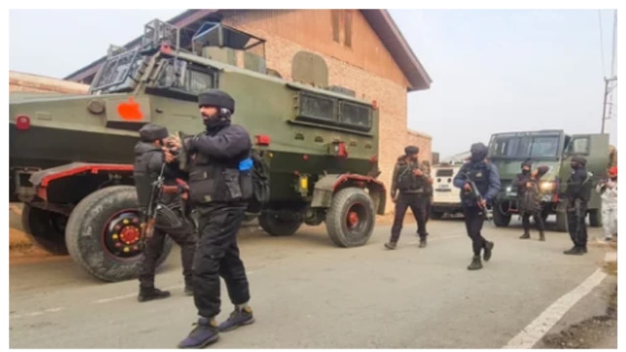 കുൽ​ഗാമിൽ ഏറ്റുമുട്ടൽ: 5 ഭീകരരെ വധിച്ച് സുരക്ഷാസേന; 2 സൈനികർക്ക് പരിക്കേറ്റു