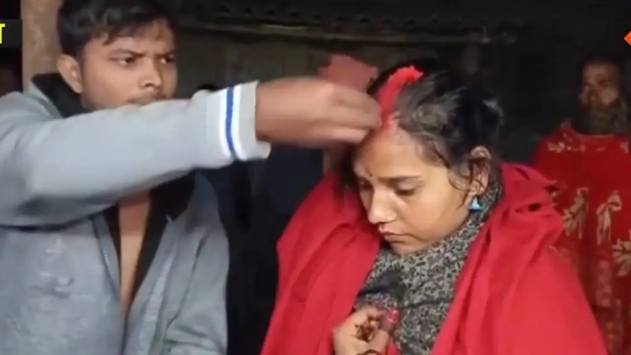 Hum Dil De Chuke Sanam in real life? Bihar man gets wife married to her lover, video goes viral (WATCH) Hum Dil De Chuke Sanam in real life? Bihar man gets wife married to her lover, video goes viral (WATCH)