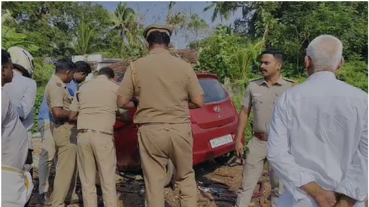 കാറും മിനി ബസും കൂട്ടിയിടിച്ച് അപകടം; വീട്ടമ്മയ്ക്ക് ദാരുണാന്ത്യം, സംഭവം ആലപ്പുഴ ചേർത്തലയിൽ കാറും മിനി ബസും കൂട്ടിയിടിച്ച് അപകടം; വീട്ടമ്മയ്ക്ക് ദാരുണാന്ത്യം, സംഭവം ആലപ്പുഴ ചേർത്തലയിൽ