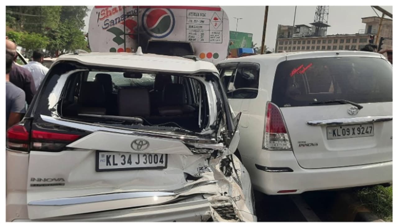 സി​ഗ്നലിലെ ഇന്നോവ കാറില്‍ പിന്നാലെ വന്ന കാറിടിച്ചു; മുന്നിലെ ടാങ്കർ ലോറിയിലിടിച്ച് ഇന്നോവ; 7 പേര്‍ക്ക് പരിക്ക്