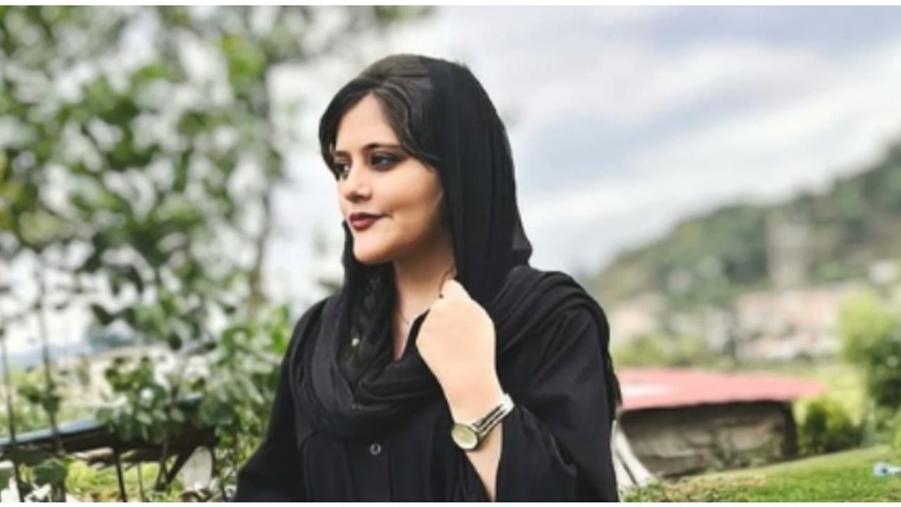 സ്ത്രീകൾ ലോലമായ പുഷ്പങ്ങളെ പോലെയെന്ന് ഖമേനി; യുവതിയുടെ ചിത്രം പങ്കുവെച്ച് ഇസ്രായേൽ, ആരാണ് മഹ്സ അമിനി? സ്ത്രീകൾ ലോലമായ പുഷ്പങ്ങളെ പോലെയെന്ന് ഖമേനി; യുവതിയുടെ ചിത്രം പങ്കുവെച്ച് ഇസ്രായേൽ, ആരാണ് മഹ്സ അമിനി?