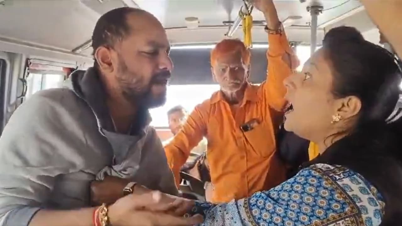 High voltage drama as Pune woman slaps drunk man 25 times for allegedly harassing her inside bus (WATCH) High voltage drama as Pune woman slaps drunk man 25 times for allegedly harassing her inside bus (WATCH)