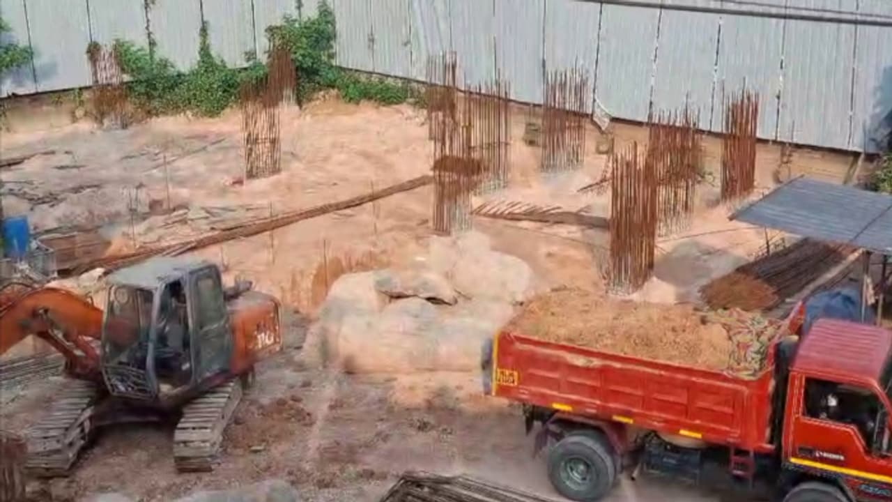 കൊച്ചി മെട്രോ സ്റ്റേഷൻ നി‍ർമ്മാണത്തിനിടെ അപകടം: തൊഴിലാളിക്ക് ദാരുണാന്ത്യം; വാഹനങ്ങൾക്ക് ഇടയിൽപെട്ട് മരണം