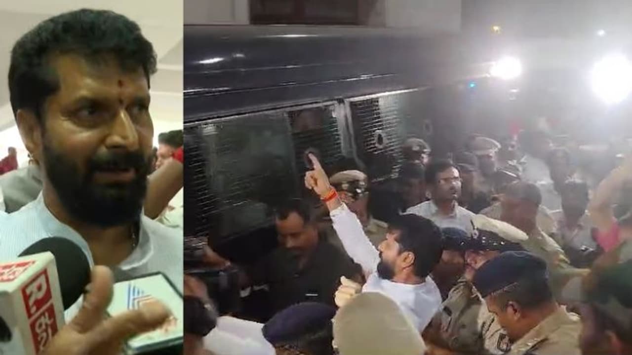 ಸಿಟಿ ರವಿ ಮೇಲೆ ಬೇಲ್ ಸಿಗದಂಥ ಕೇಸ್, ರಾತ್ರಿಯಿಡೀ ಸುತ್ತಾಡಿಸಿ ಅಂಕಲಗಿ ಠಾಣೆಗೆ ಕರೆತಂದ ಪೊಲೀಸರು! ಸಿಟಿ ರವಿ ಮೇಲೆ ಬೇಲ್ ಸಿಗದಂಥ ಕೇಸ್, ರಾತ್ರಿಯಿಡೀ ಸುತ್ತಾಡಿಸಿ ಅಂಕಲಗಿ ಠಾಣೆಗೆ ಕರೆತಂದ ಪೊಲೀಸರು!