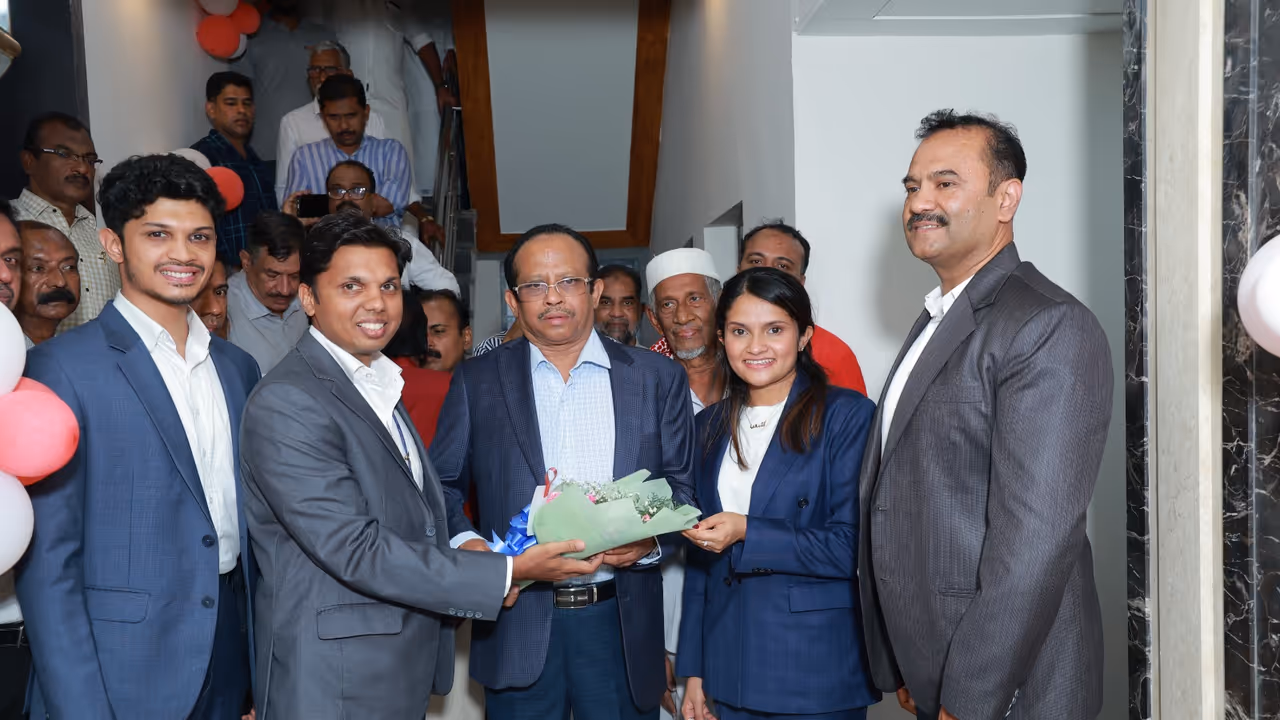 അക്ബർ ട്രാവൽസ് ഓഫ് ഇന്ത്യയുടെ ഹെഡ് ക്വാർട്ടേഴ്സ് പുതിയ കെട്ടിടത്തിൽ പ്രവർത്തനമാരംഭിച്ചു അക്ബർ ട്രാവൽസ് ഓഫ് ഇന്ത്യയുടെ ഹെഡ് ക്വാർട്ടേഴ്സ് പുതിയ കെട്ടിടത്തിൽ പ്രവർത്തനമാരംഭിച്ചു