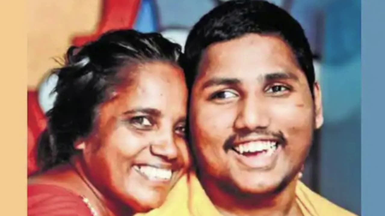 'ഞാൻ ഷെഫീക്കിന്റെ അമ്മ തന്നെ, എന്റെ ജീവിതവും അവനാണ്'; നീണ്ട 11 വർഷങ്ങൾ, ഷെഫീക്കിന് തണലായി കൂടെയുണ്ട് രാഗിണി 'ഞാൻ ഷെഫീക്കിന്റെ അമ്മ തന്നെ, എന്റെ ജീവിതവും അവനാണ്'; നീണ്ട 11 വർഷങ്ങൾ, ഷെഫീക്കിന് തണലായി കൂടെയുണ്ട് രാഗിണി