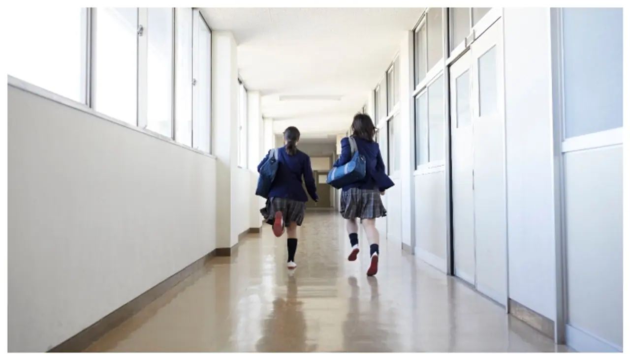 സ്കൂള്‍ ഫീസ് അടച്ചില്ല, വിദ്യാർത്ഥികളെ ഇരുട്ട് മുറിയില്‍ അടച്ച് സ്കൂള്‍ അധികൃതർ, വിവാദം; സംഭവം ബെംഗളൂരുവില്‍ 