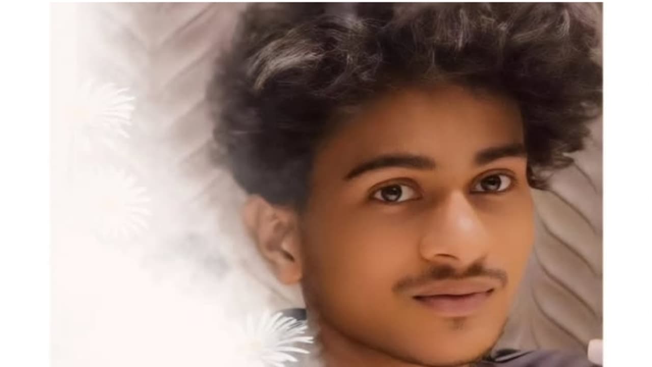 തടി കയറ്റിയ ലോറിയിടിച്ച് ബൈക്ക് യാത്രക്കാരനായ വിദ്യാർത്ഥി മരിച്ചു തടി കയറ്റിയ ലോറിയിടിച്ച് ബൈക്ക് യാത്രക്കാരനായ വിദ്യാർത്ഥി മരിച്ചു