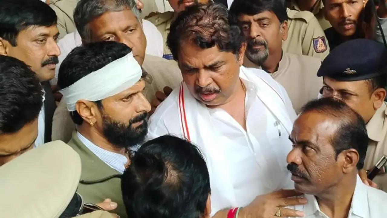 Karnataka: Cop suspended after political leaders allowed into station during CT Ravi's arrest Karnataka: Cop suspended after political leaders allowed into station during CT Ravi's arrest