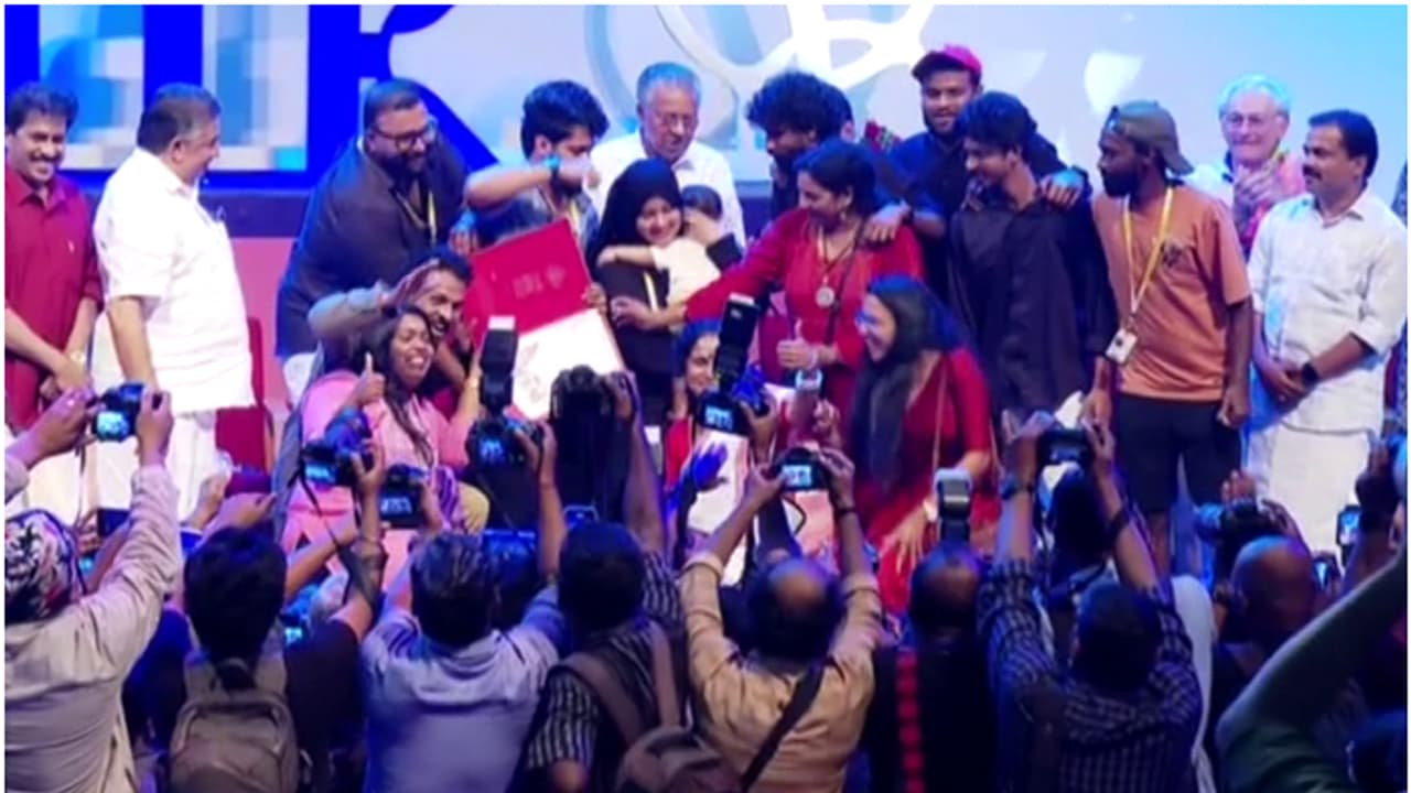 29 ാം ചലച്ചിത്ര മേളയ്ക്ക് തിരശ്ശീല വീണു; അവാർഡുകൾ വാരിക്കൂട്ടി ഫെമിനിച്ചി ഫാത്തിമയും സംവിധായകനും 29 ാം ചലച്ചിത്ര മേളയ്ക്ക് തിരശ്ശീല വീണു; അവാർഡുകൾ വാരിക്കൂട്ടി ഫെമിനിച്ചി ഫാത്തിമയും സംവിധായകനും