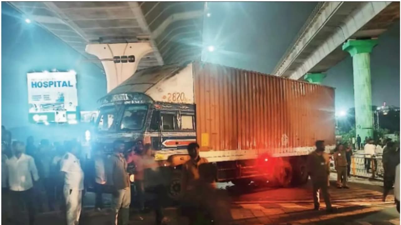 പൊലീസുമായി തർക്കം, കൂറ്റൻ ട്രക്ക് നടുറോഡിൽ നിർത്തിയിട്ട് ഡ്രൈവർ താക്കോലുമായി മുങ്ങി; എല്ലാം നിഷേധിച്ച് പൊലീസ് പൊലീസുമായി തർക്കം, കൂറ്റൻ ട്രക്ക് നടുറോഡിൽ നിർത്തിയിട്ട് ഡ്രൈവർ താക്കോലുമായി മുങ്ങി; എല്ലാം നിഷേധിച്ച് പൊലീസ്