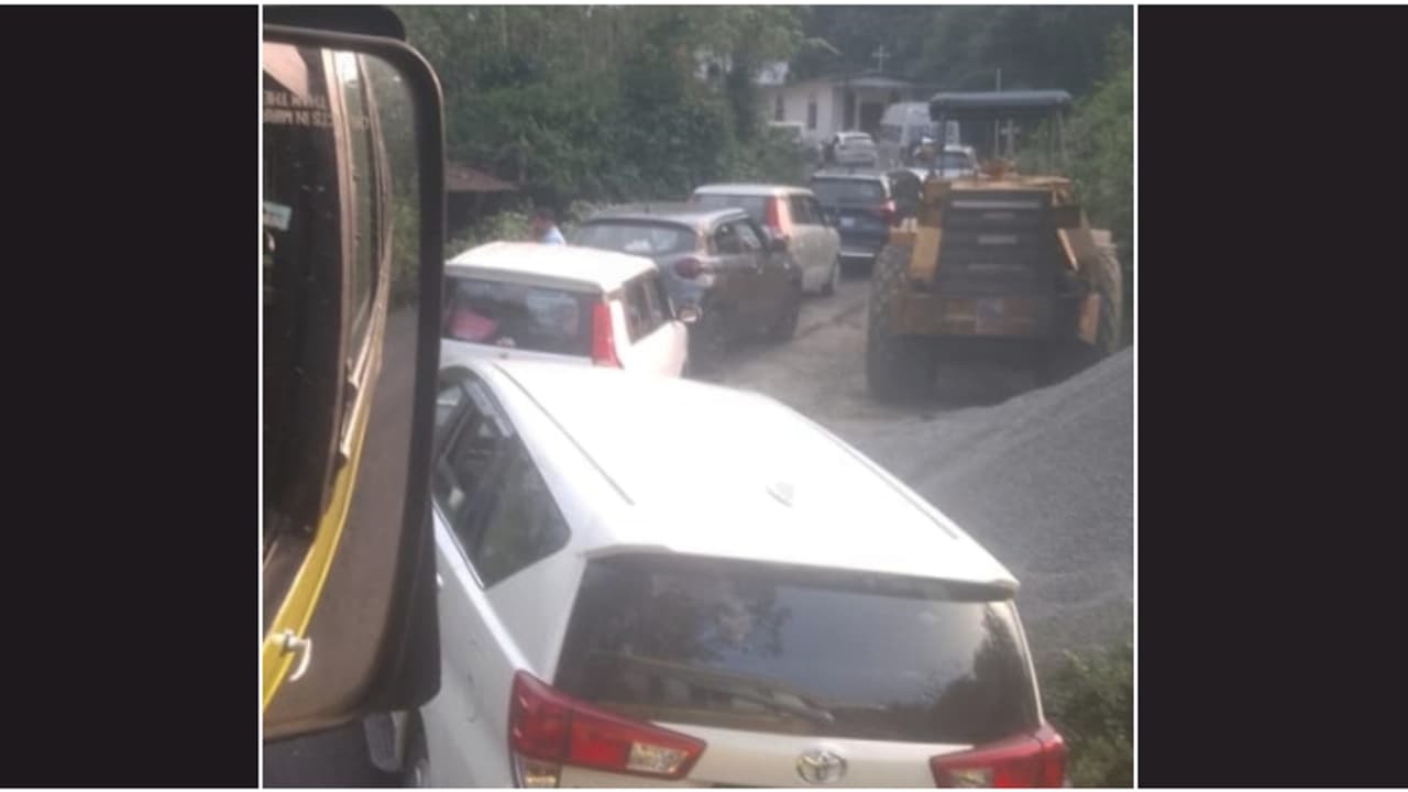 വാഹന നിയന്ത്രണം ഏര്‍പ്പെടുത്താതെ ടാറിങ്; ചാലക്കുടി മലക്കപ്പാറ റൂട്ടില്‍ മണിക്കൂറുകളോളം വാഹനങ്ങൾ കുടുങ്ങി