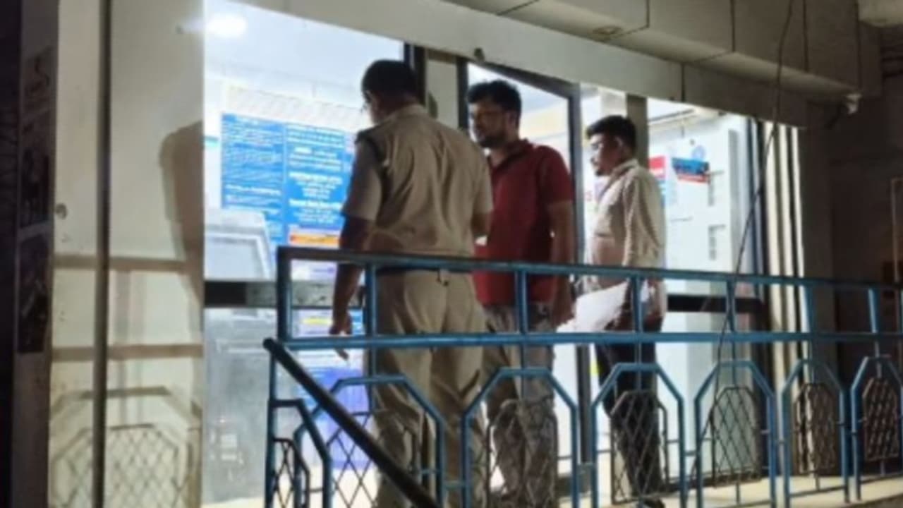 കണ്ടെത്തിയത് എടിഎമ്മിൽ പണം നിറയ്ക്കാൻ എത്തിയ ജീവനക്കാർ; മെഷീൻ കുത്തിത്തുറക്കാനുള്ള ശ്രമം വിജയം കണ്ടില്ല