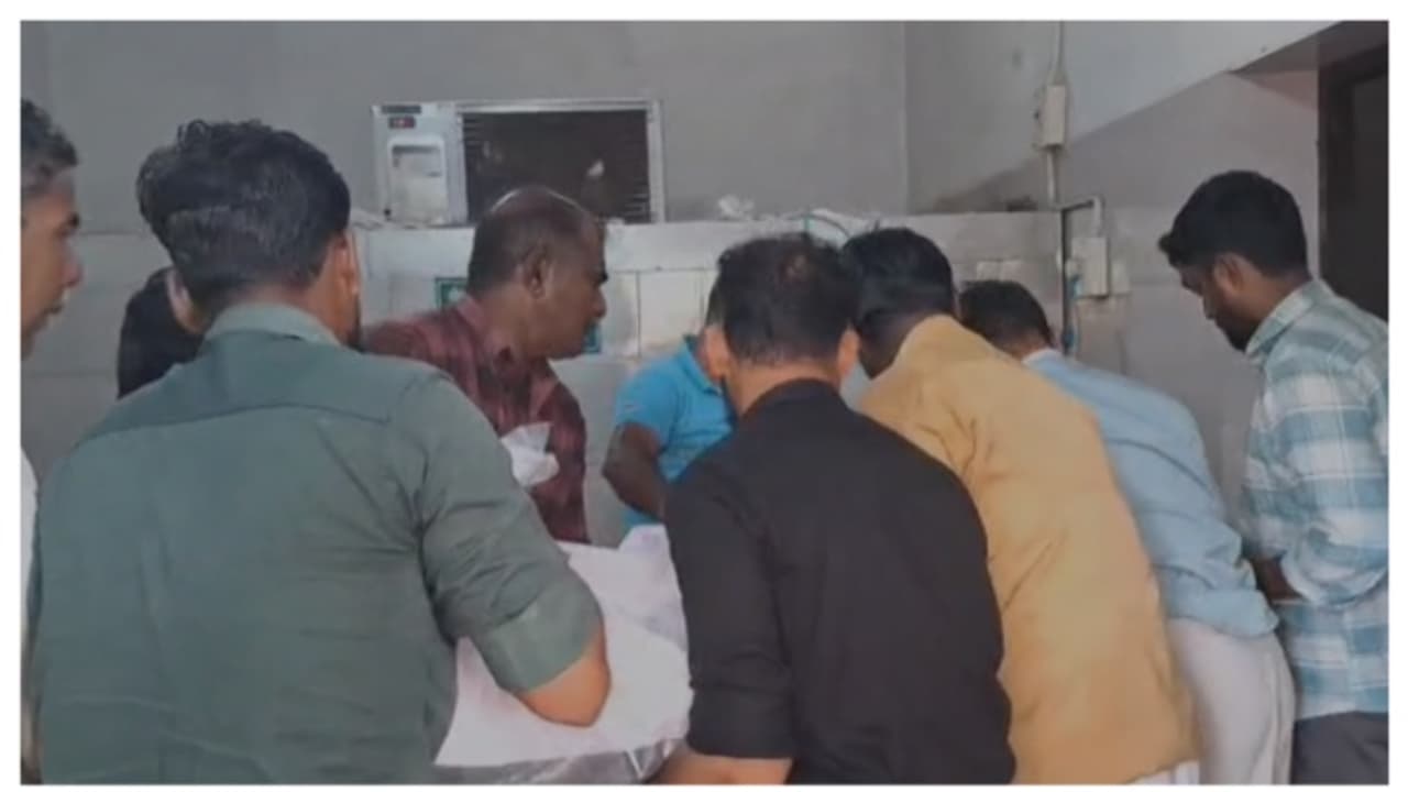 വടകര അഴിത്തല അഴിമുഖത്ത് തിരമാലയിൽ പെട്ട് വള്ളം മറിഞ്ഞ് മത്സ്യത്തൊഴിലാളി മരിച്ചു