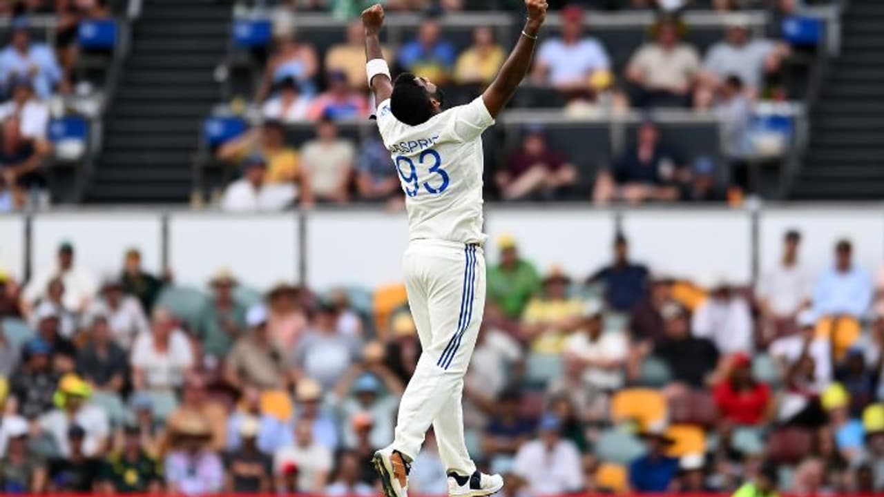 ஆஸி. பேட்ஸ்மேன்கள் எச்சரிக்கையா இருங்க அவரு சாதாரண ஆள் இல்ல, இடது கை அக்ரம்: பும்ரா குறித்து முன்னாள் பிரபலம் ஆஸி. பேட்ஸ்மேன்கள் எச்சரிக்கையா இருங்க அவரு சாதாரண ஆள் இல்ல, இடது கை அக்ரம்: பும்ரா குறித்து முன்னாள் பிரபலம்