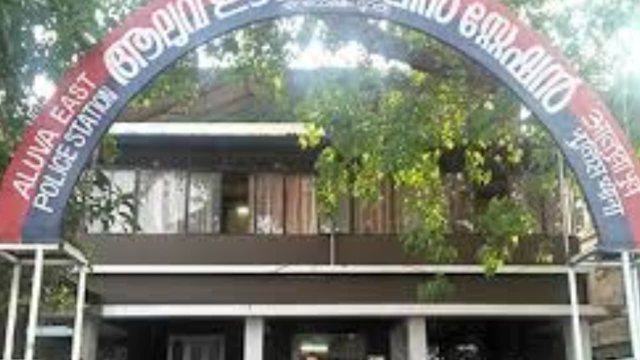 പൊലീസ് സ്റ്റേഷന്റെ രണ്ടാം നിലയിലെ വാതിൽ തുറന്ന് പോക്സോ കേസ് പ്രതി രക്ഷപ്പെട്ടു, സംഭവം ആലുവയിൽ