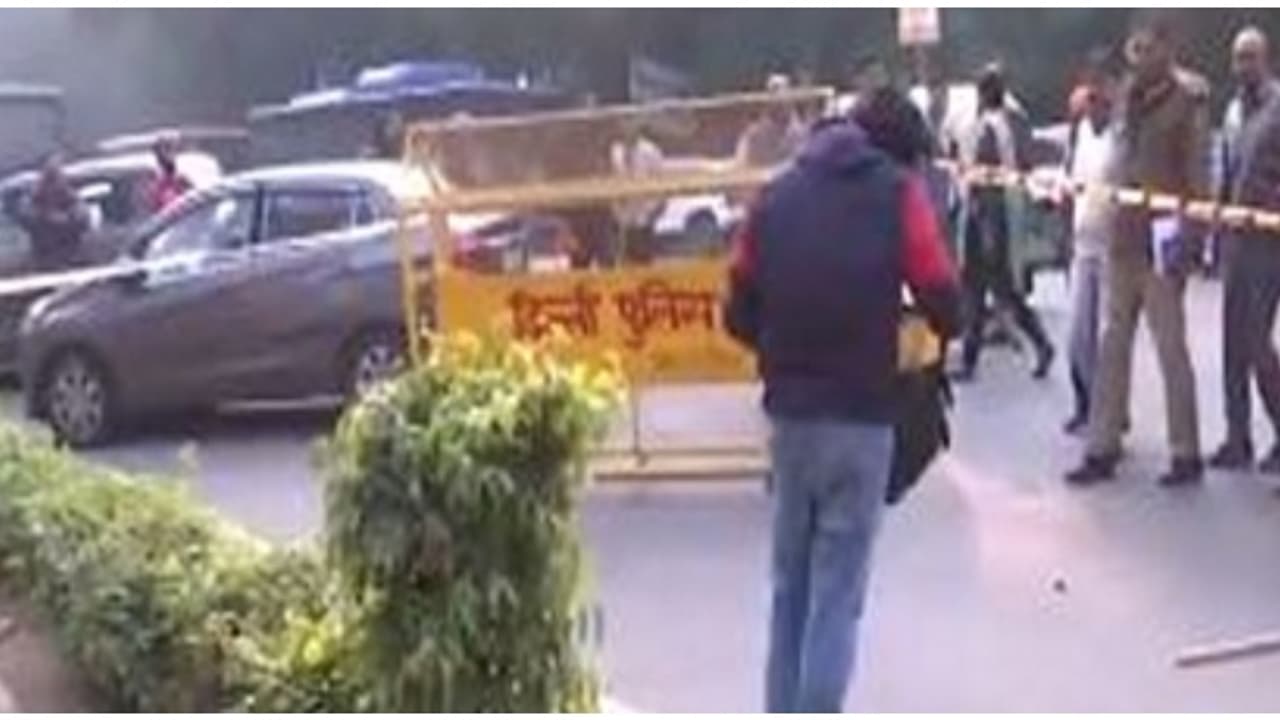 ദില്ലിയിലെ ബിജെപി ഓഫീസിന് സമീപം പരിഭ്രാന്തി പരത്തി ബാഗ്, പ്രദേശം വളഞ്ഞ് പൊലീസ് സന്നാഹം; ഒടുവിൽ ഉടമ എത്തി