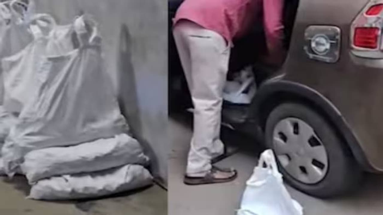 രണ്ട് ലക്ഷം രൂപ നാണയങ്ങളാക്കി ചാക്കിൽ കെട്ടി ഭർത്താവ് കോടതിയിൽ, ഭാര്യക്ക് ജീവനാംശം നൽകാൻ രണ്ട് ലക്ഷം രൂപ നാണയങ്ങളാക്കി ചാക്കിൽ കെട്ടി ഭർത്താവ് കോടതിയിൽ, ഭാര്യക്ക് ജീവനാംശം നൽകാൻ