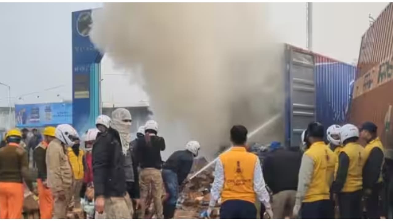 ജയ്പൂർ അപകടത്തിലെ നൊമ്പരക്കാഴ്ച; ദേഹത്ത് തീ പടർന്ന യുവാവ് സഹായം തേടി നടന്നത് 600 മീറ്റർ, ഒടുവിൽ ദാരുണാന്ത്യം ജയ്പൂർ അപകടത്തിലെ നൊമ്പരക്കാഴ്ച; ദേഹത്ത് തീ പടർന്ന യുവാവ് സഹായം തേടി നടന്നത് 600 മീറ്റർ, ഒടുവിൽ ദാരുണാന്ത്യം