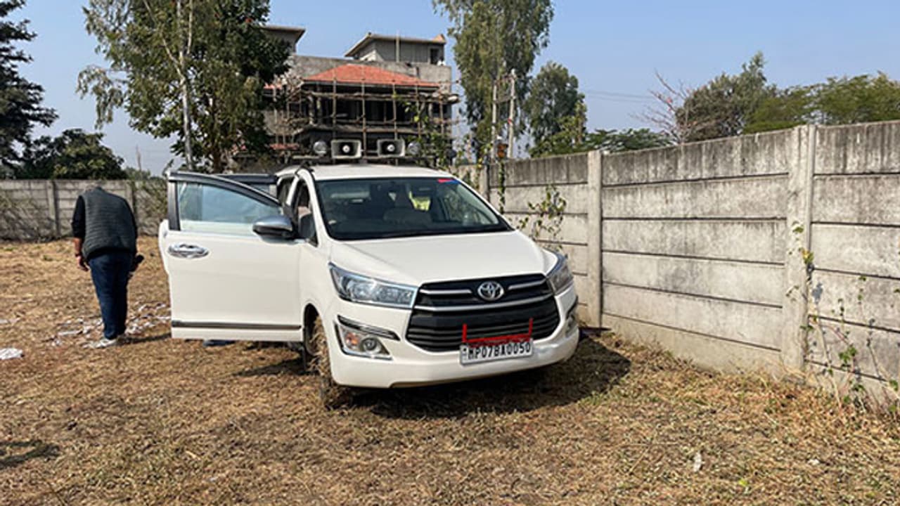 சொகுசு காரில் கட்டு கட்டாக ரூ.10 கோடி! 52 கிலோ தங்கம்! அதிர்ச்சியில் காவல்துறை! இறுதியில் நடந்தது என்ன? சொகுசு காரில் கட்டு கட்டாக ரூ.10 கோடி! 52 கிலோ தங்கம்! அதிர்ச்சியில் காவல்துறை! இறுதியில் நடந்தது என்ன?