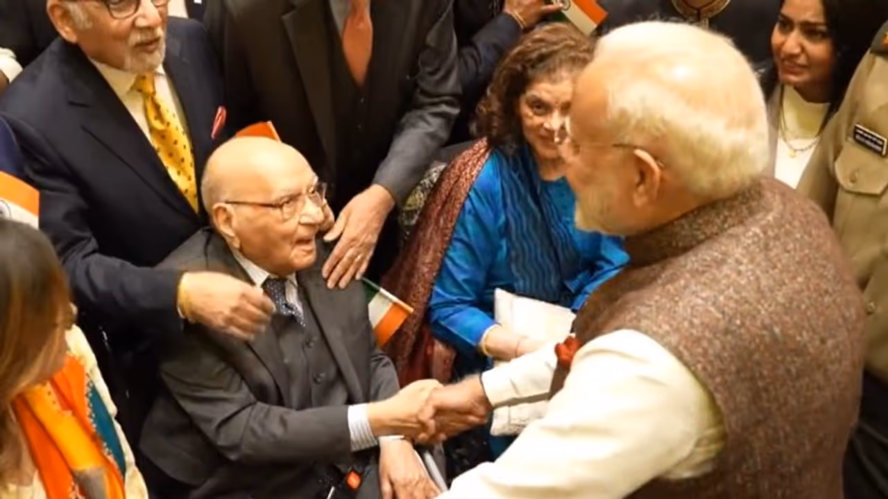 PM Modi keeps promise made on X, meets 101 year old ex IFS officer Mangal Sain Handa in Kuwait (WATCH) PM Modi keeps promise made on X, meets 101 year old ex IFS officer Mangal Sain Handa in Kuwait (WATCH)