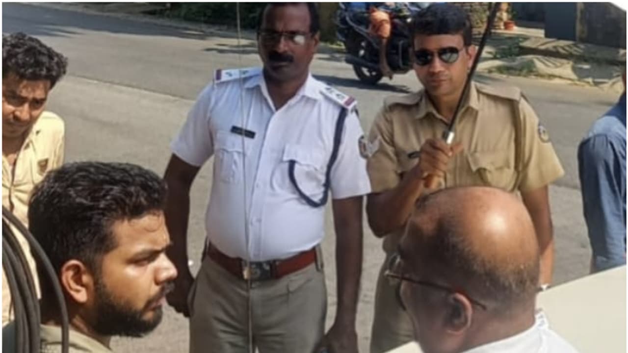 പൊലീസ് കൈ കാണിച്ചത് മൈൻഡാക്കിയില്ല! കോഴിക്കോട് കണ്ണൂർ റൂട്ടിലെ 'കൃതിക' നിർത്താതെ പാഞ്ഞു; ഒടുവിൽ കേസും പിഴയും