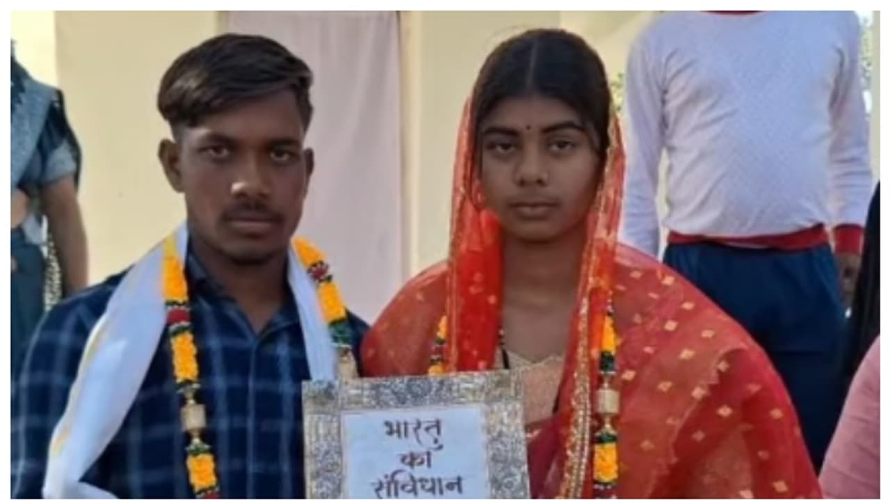 സിന്ദൂരമോ, മംഗള സൂത്രമോ ഇല്ല; അംബേദ്കറിന്‍റെ ചിത്രം സാക്ഷി, ഭരണഘടന തൊട്ട്, പ്രതിമയും ഇമാനും വിവാഹിതരായി 