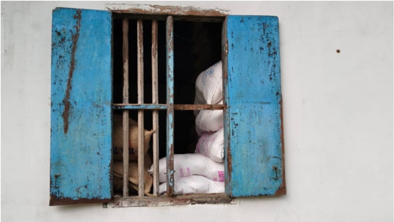 ഹരിപ്പാട് റേഷൻ കട കുത്തിത്തുറന്ന് മോഷണം, ജനൽ അഴികൾ അറുത്തു മാറ്റി ; 8000 രൂപ നഷ്ടമായെന്ന് ഉടമ ഹരിപ്പാട് റേഷൻ കട കുത്തിത്തുറന്ന് മോഷണം, ജനൽ അഴികൾ അറുത്തു മാറ്റി ; 8000 രൂപ നഷ്ടമായെന്ന് ഉടമ