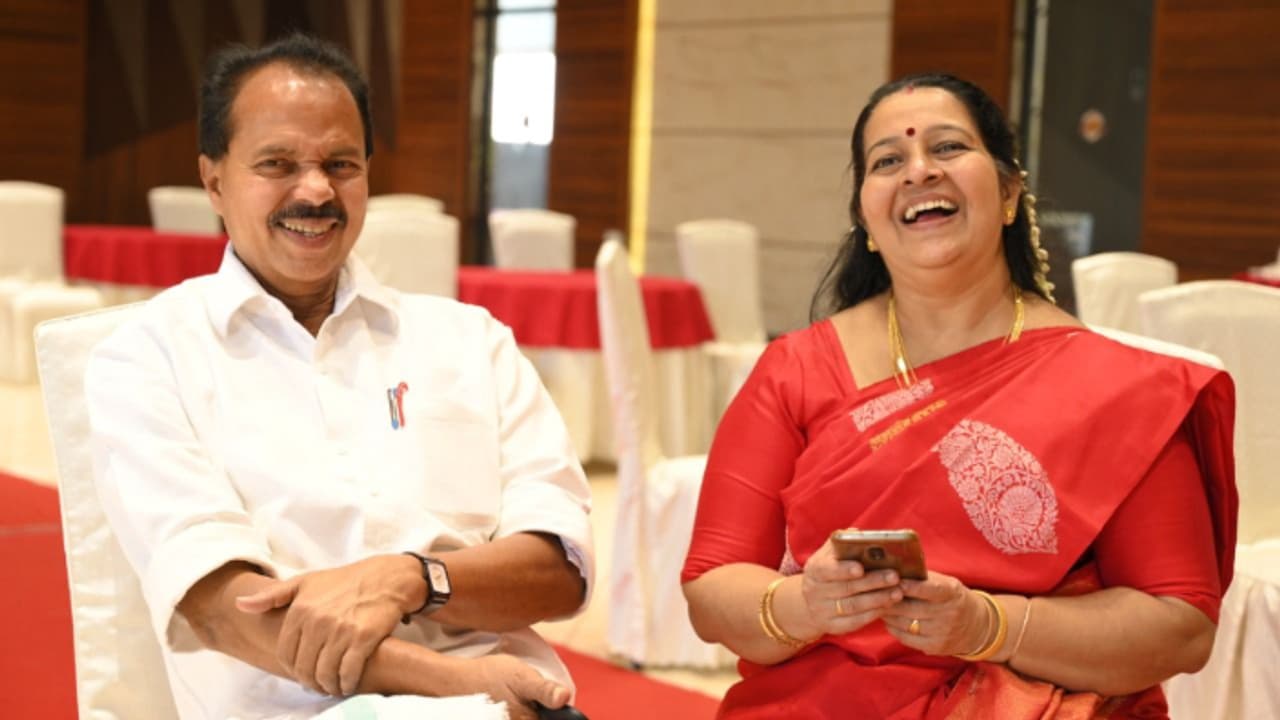 'മറക്കുമ്പോൾ അല്ലേ ഓർത്തെടുക്കേണ്ടതുള്ളൂ, കയ്യിൽ മുറുകെ പിടിച്ച് നടത്തുന്നുണ്ട്'; പിടി തോമസ് ഓർമകളിൽ ഉമ തോമസ്