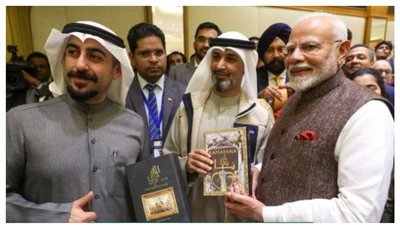 'സന്തോഷം, അഭിനന്ദനം'; രാമായണവും മഹാഭാരതവും അറബിയിലേക്ക് വിവർത്തനം ചെയ്ത കുവൈത്ത് സ്വദേശികളെ കണ്ട് മോദി