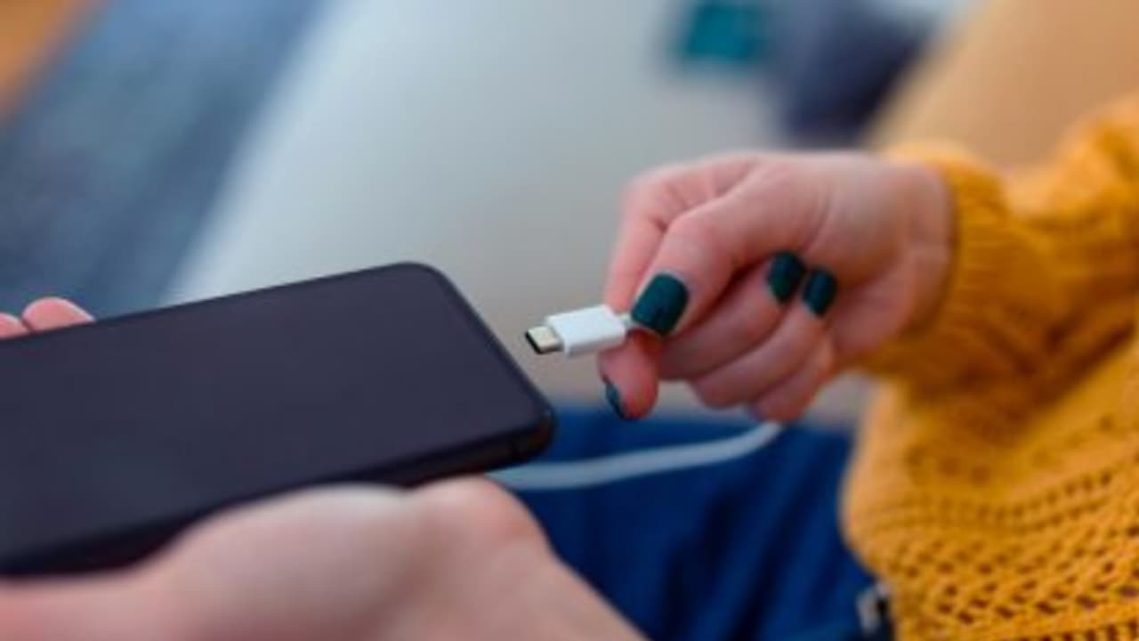 പവർ ബാങ്കുമായി വിമാനയാത്രയ്ക്ക് ഒരുങ്ങുമ്പോൾ ഇനി ശ്രദ്ധിക്കണം; നിബന്ധനയിൽ മാറ്റം വരുത്തി സിംഗപ്പൂർ എയർലൈൻസ് പവർ ബാങ്കുമായി വിമാനയാത്രയ്ക്ക് ഒരുങ്ങുമ്പോൾ ഇനി ശ്രദ്ധിക്കണം; നിബന്ധനയിൽ മാറ്റം വരുത്തി സിംഗപ്പൂർ എയർലൈൻസ്