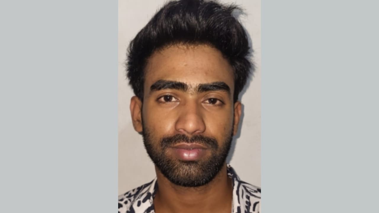 പൊലീസിന് തലവേദനയായി അറിയപ്പെടുന്ന 'റൗഡി', കാപ്പ ചുമത്തി യുവാവിനെ നാടുകടത്തി പൊലീസിന് തലവേദനയായി അറിയപ്പെടുന്ന 'റൗഡി', കാപ്പ ചുമത്തി യുവാവിനെ നാടുകടത്തി