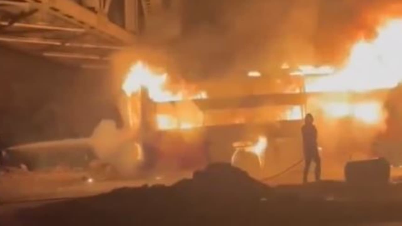 യാത്രക്കാർ ഉറക്കത്തിൽ, സ്ലീപ്പർ ബസിന്റെ പിന്നിൽ പൊട്ടിത്തെറി, മനസാന്നിധ്യം വിടാതെ ഡ്രൈവർ, രക്ഷപ്പെട്ടത് 34 പേർ യാത്രക്കാർ ഉറക്കത്തിൽ, സ്ലീപ്പർ ബസിന്റെ പിന്നിൽ പൊട്ടിത്തെറി, മനസാന്നിധ്യം വിടാതെ ഡ്രൈവർ, രക്ഷപ്പെട്ടത് 34 പേർ